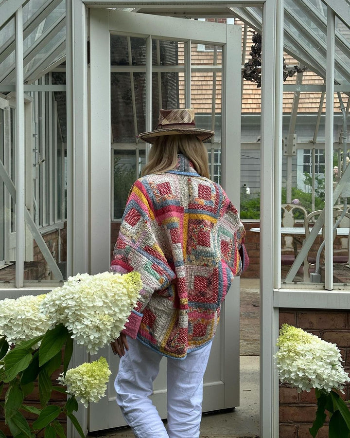 Veste patchwork femme élégante et confortable, motifs uniques et couleurs vives, idéale pour style quotidien moderne.