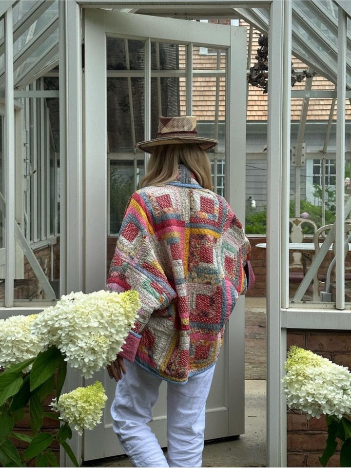 Veste patchwork femme élégante et confortable, motifs uniques et couleurs vives, idéale pour style quotidien moderne.