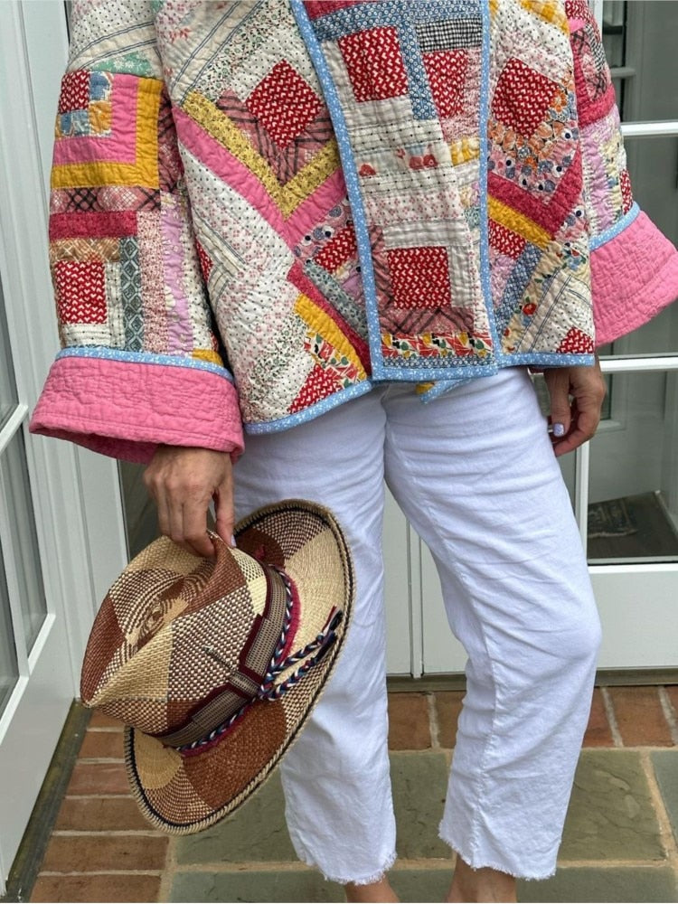 Veste patchwork femme élégante et confortable, motifs uniques et couleurs vives, idéale pour style quotidien moderne.