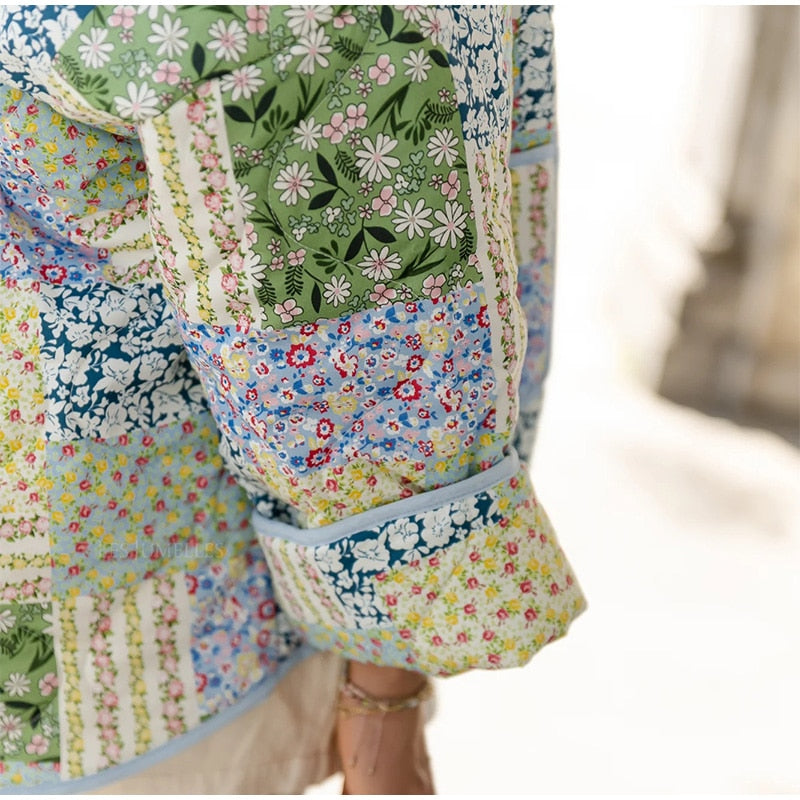 Veste patchwork femme élégante et confortable, motifs uniques et couleurs vives, idéale pour style quotidien moderne.