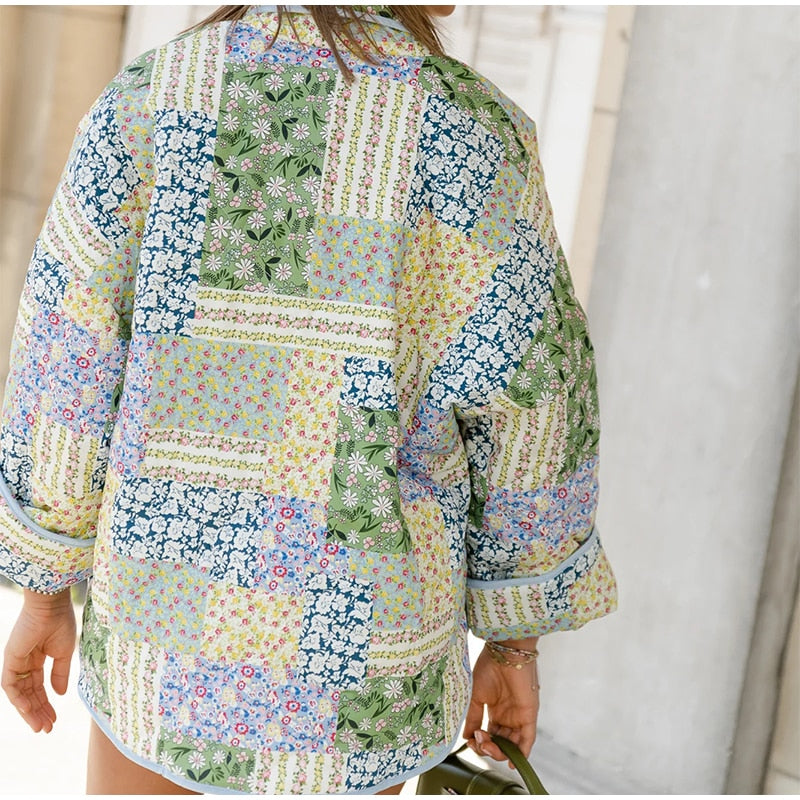 Veste patchwork femme élégante et confortable, motifs uniques et couleurs vives, idéale pour style quotidien moderne.