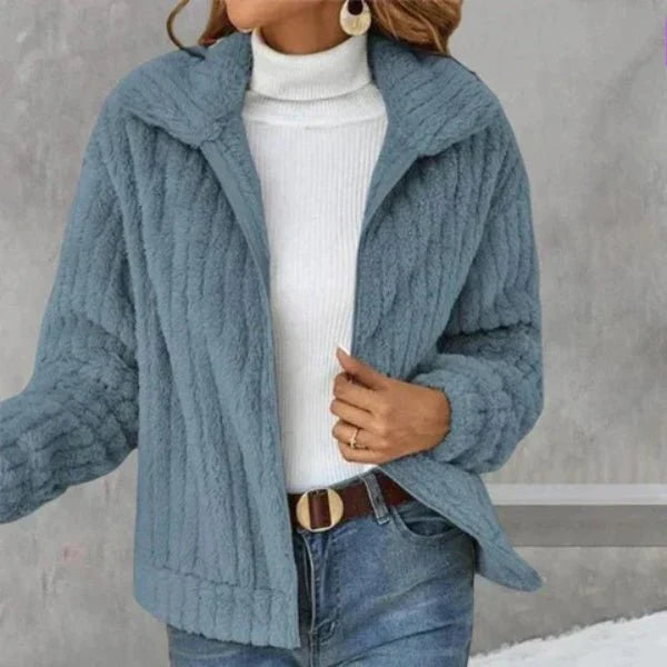 Veste polaire chaude femme, coupe confortable et élégante. Idéale pour l'hiver.