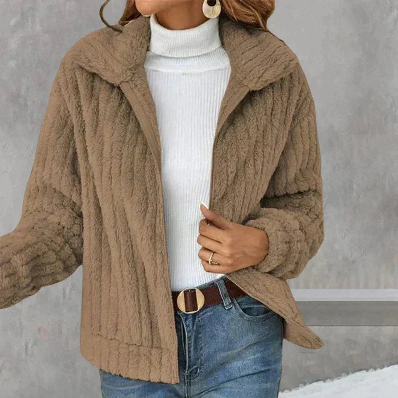Veste polaire chaude femme, coupe confortable et élégante. Idéale pour l'hiver.