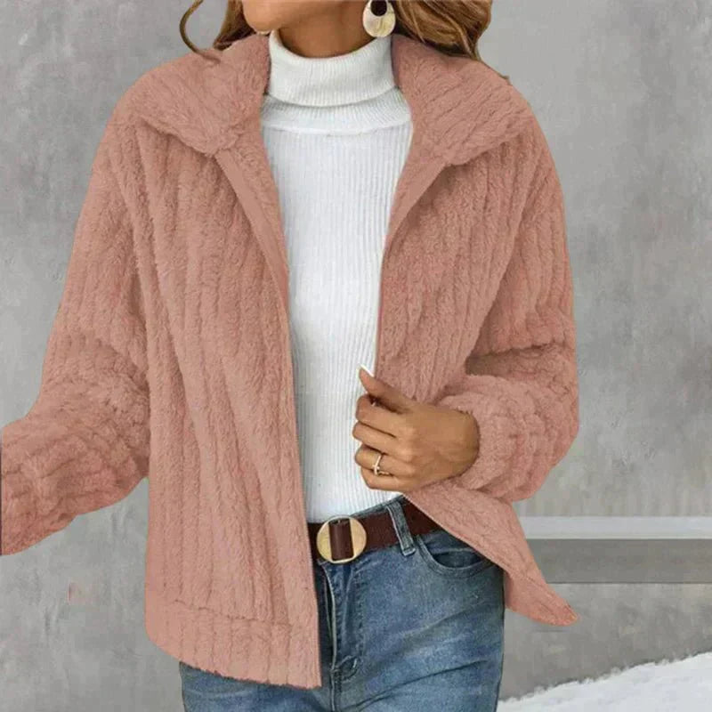 Veste polaire chaude femme, coupe confortable et élégante. Idéale pour l'hiver.