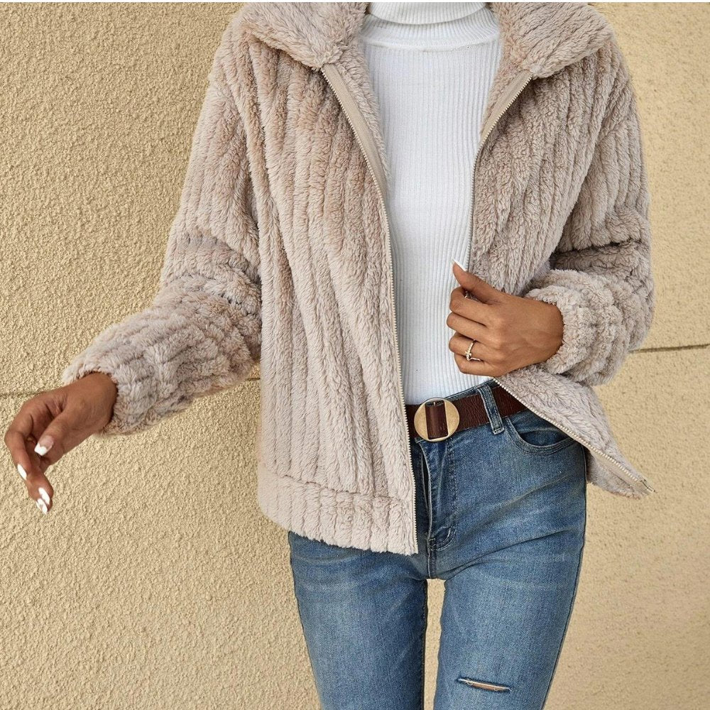 Veste polaire chaude femme, coupe confortable et élégante. Idéale pour l'hiver.
