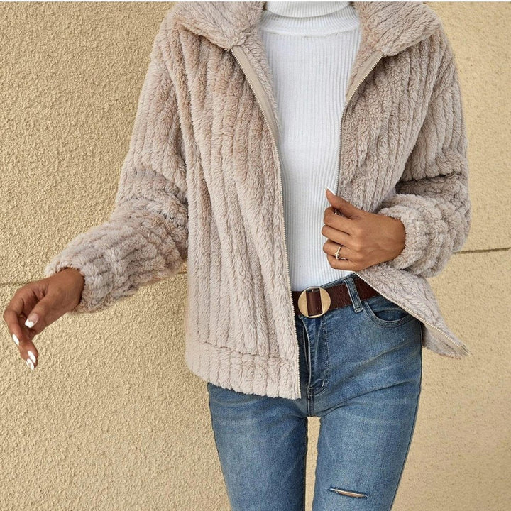 Veste polaire chaude femme, coupe confortable et élégante. Idéale pour l'hiver.