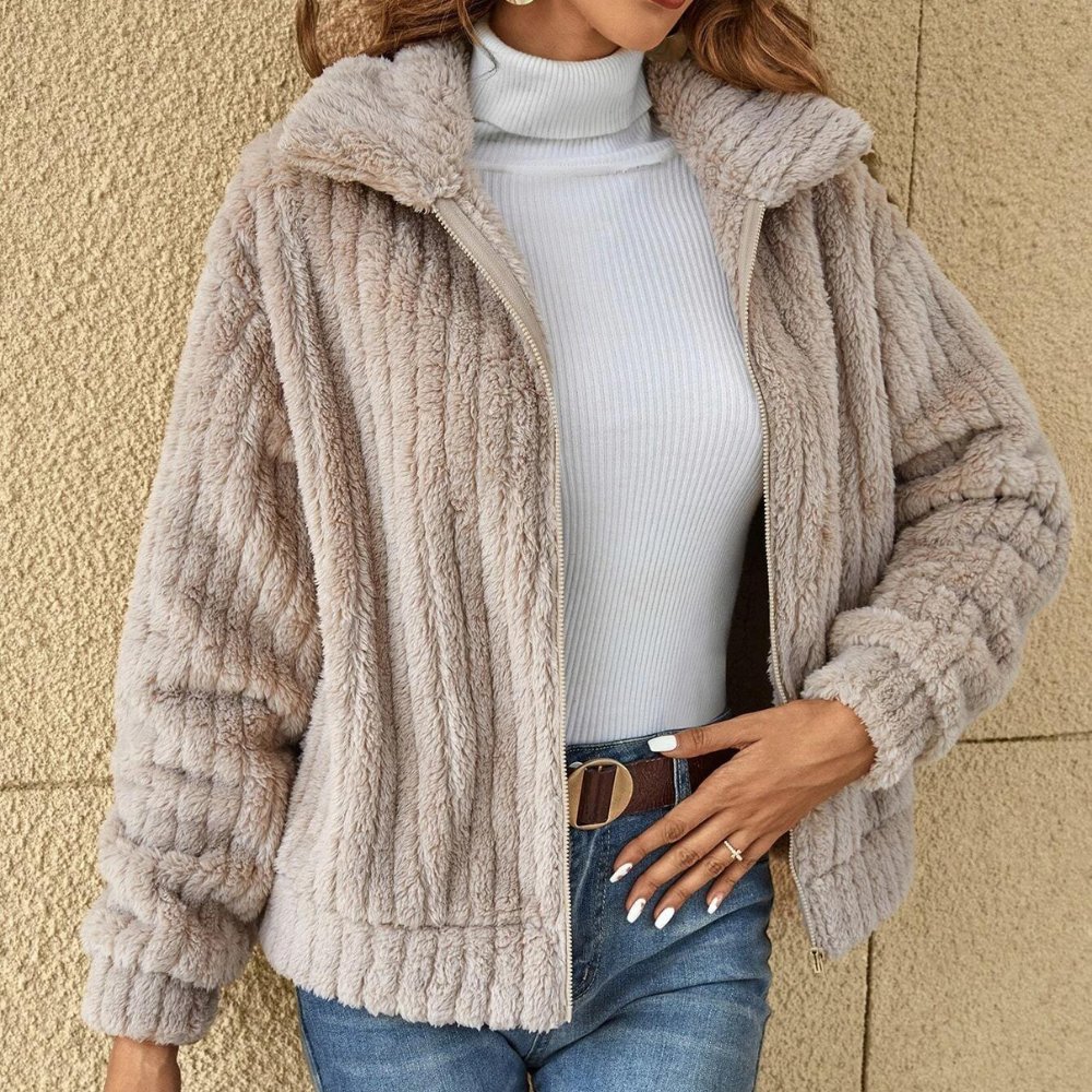 Veste polaire chaude femme, coupe confortable et élégante. Idéale pour l'hiver.