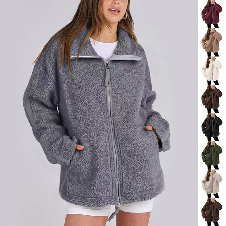 Veste polaire femme élégante à col revers, idéale pour un look décontracté chic et le confort hivernal.