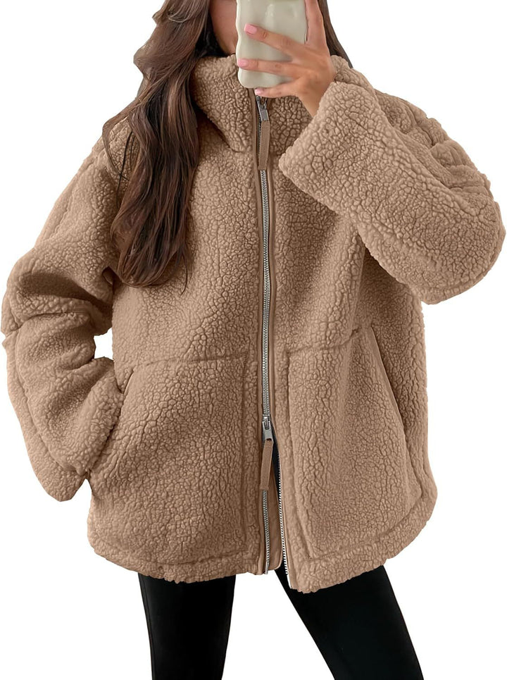 Veste zippée polaire femme à col revers, offrant chaleur et style pour un look casual ou plus habillé.