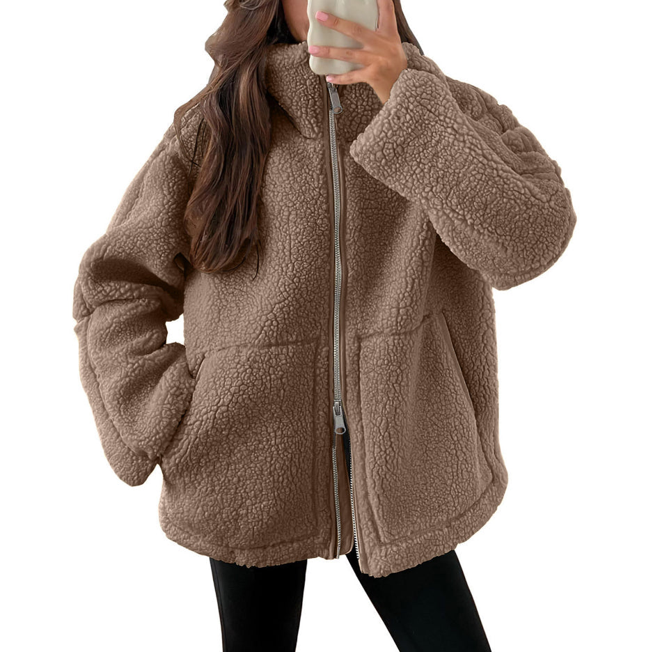 Veste polaire femme avec col revers et poches, une option confortable et chic pour votre garde-robe hivernale.