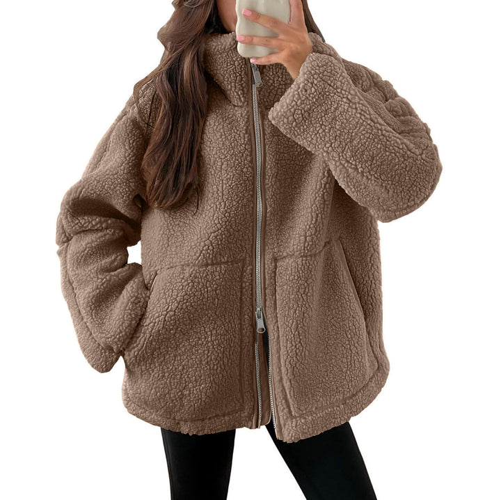 Veste polaire femme avec col revers et poches, une option confortable et chic pour votre garde-robe hivernale.