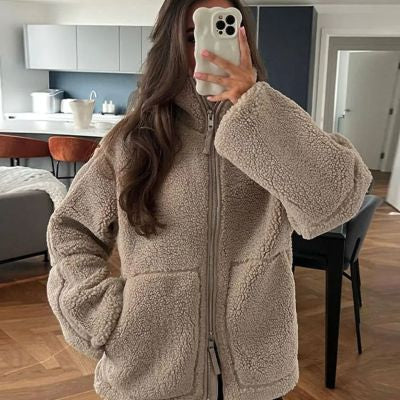 Veste polaire quotidienne femme à col revers, idéale pour le confort et l'élégance décontractée avec ses poches.
