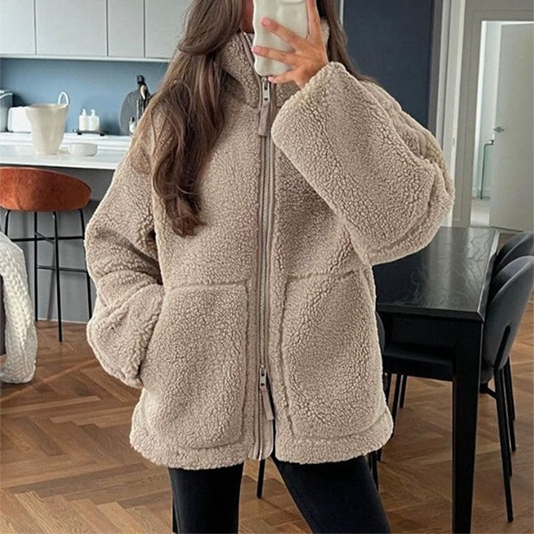 Veste polaire femme avec col revers et poches, parfaite pour une couche confortable et un style casual.