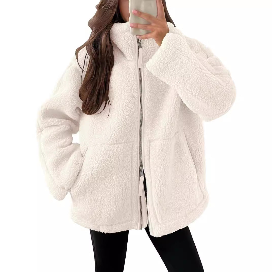 Veste zip polaire femme élégante, un vêtement chaud et stylé pour la mode hiver, avec col revers.