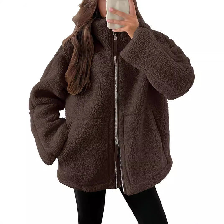 Veste polaire femme décontractée à col revers, offrant chaleur et confort pour l'outwear quotidien.