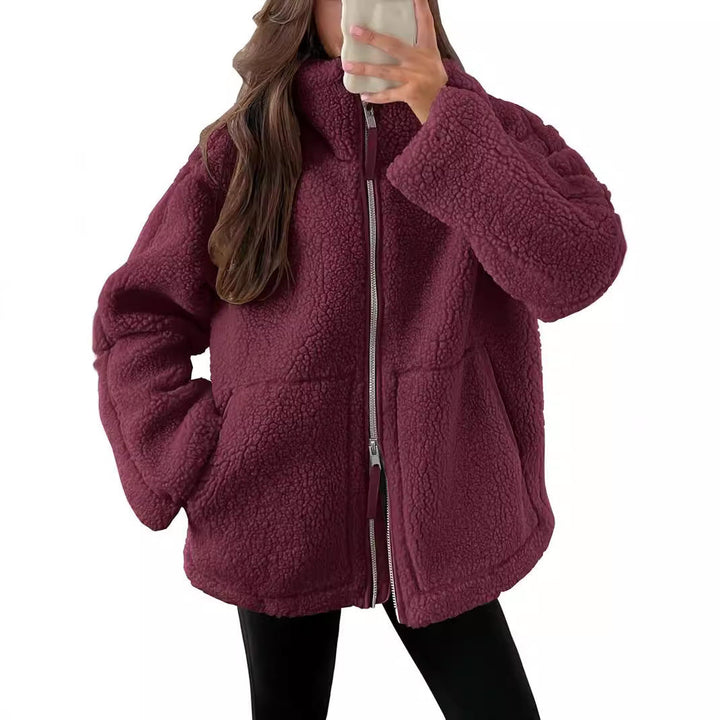 Veste polaire femme avec poches pratiques et col revers, un essentiel confortable pour l'hiver.