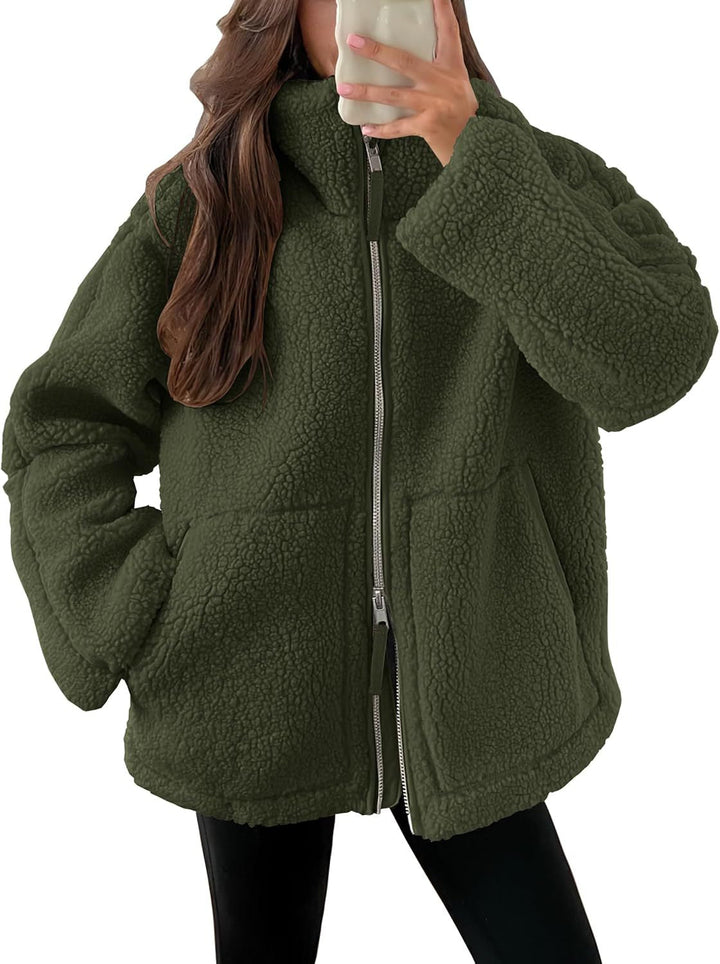 Veste polaire femme pour la mode hiver, avec col revers élégant et poches, idéale pour une tenue décontractée.