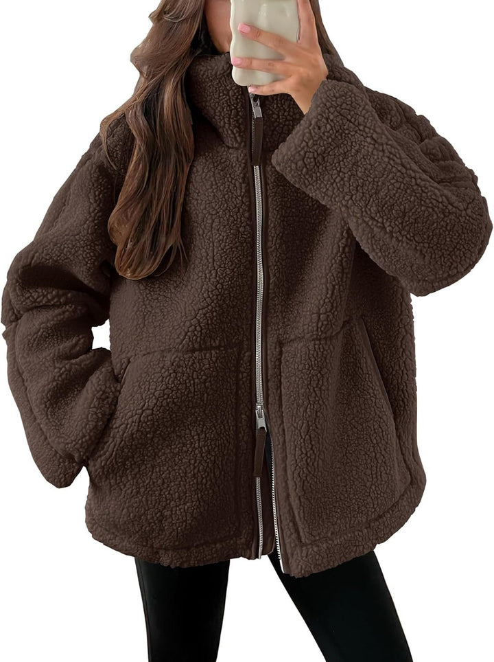 Veste polaire femme confortable, dotée d'un col revers et de poches, idéale comme couche polyvalente.