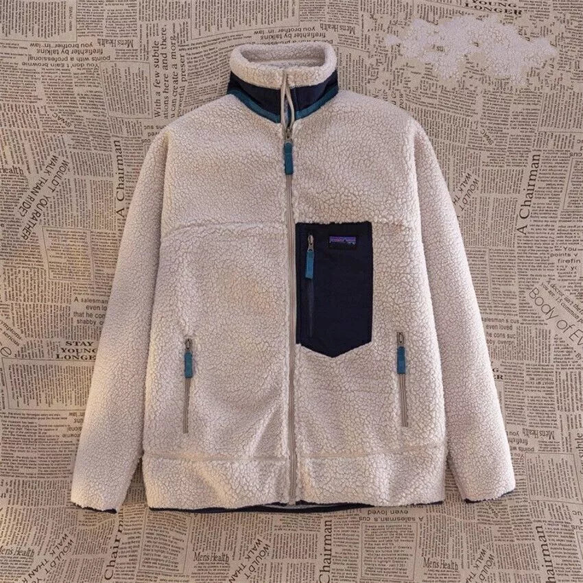 Veste polaire homme, col montant zippé, laine chaude.  Coupe classique.