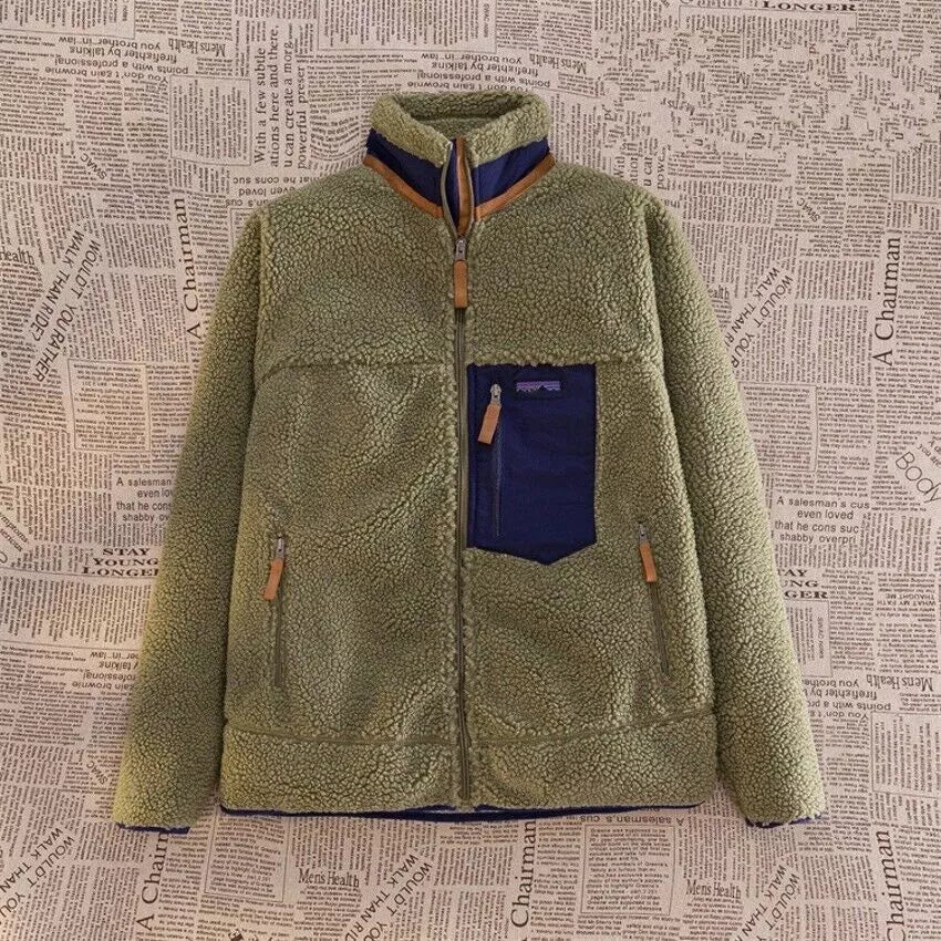 Veste polaire homme, col montant zippé, laine chaude.  Coupe classique.