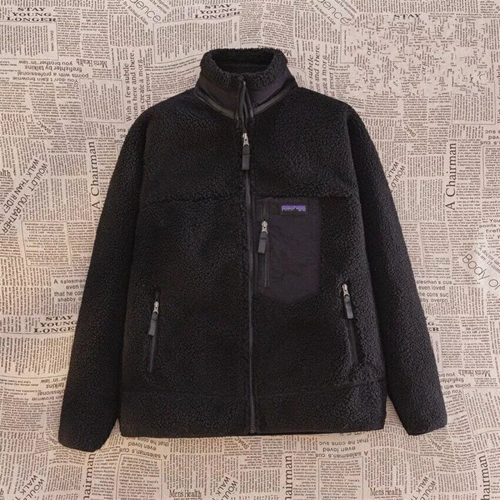 Veste polaire homme, col montant zippé, laine chaude.  Coupe classique.