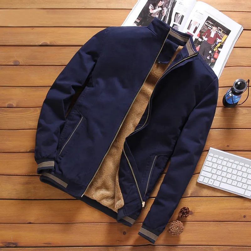 Veste polaire homme zippée, coupe élégante et confortable.  Idéale pour l'automne/hiver.