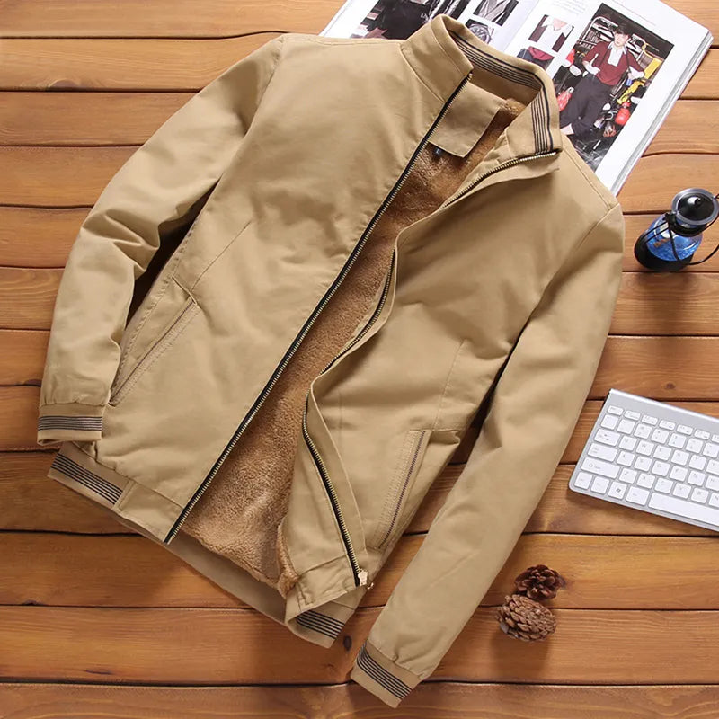 Veste polaire homme zippée, coupe élégante et confortable.  Idéale pour l'automne/hiver.