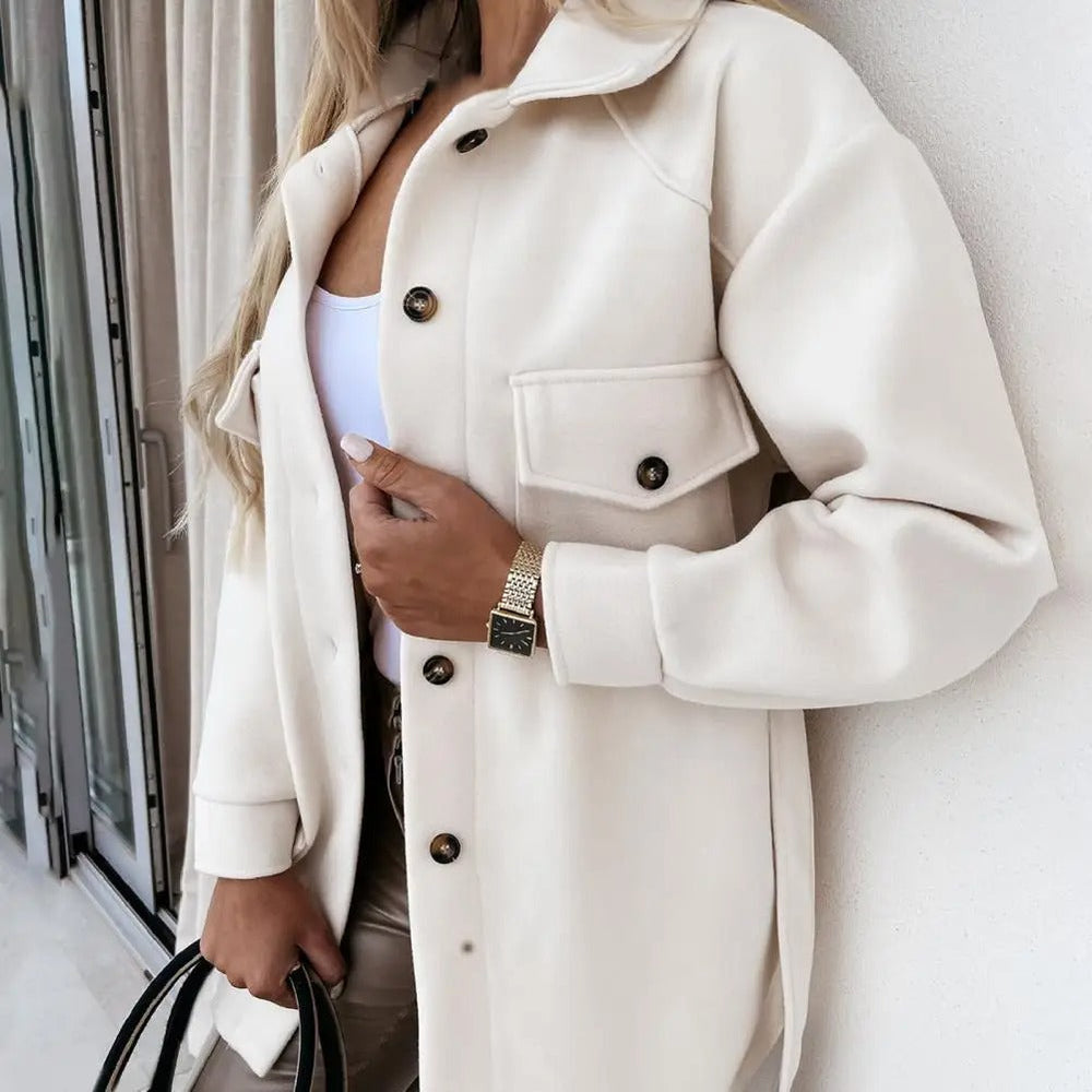 "Veste printemps Maria en coton bio, coupe ajustée, boutons dorés, élégante et confortable, parfaite pour la saison."