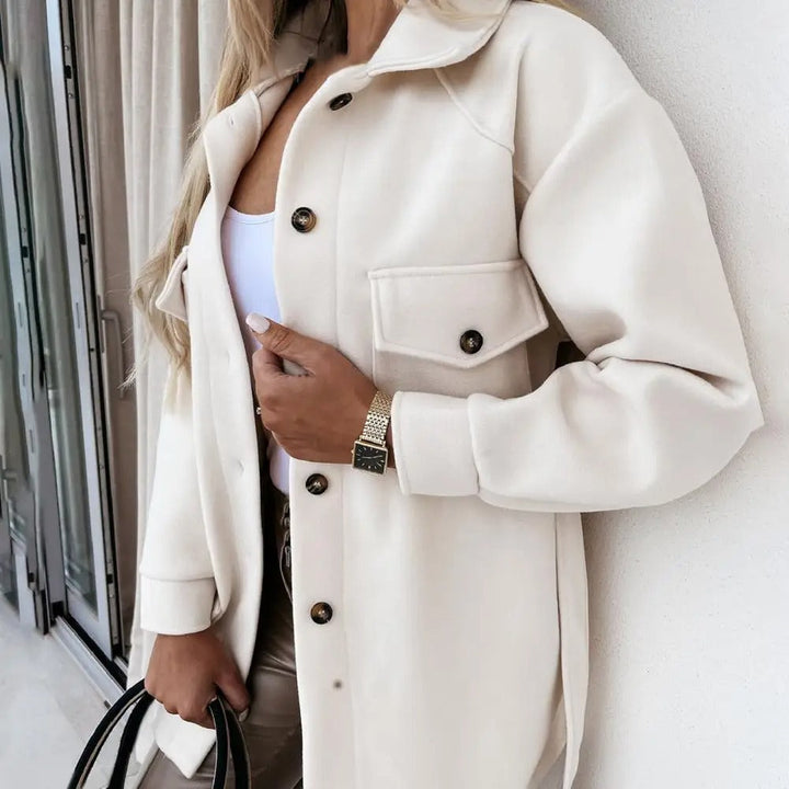 "Veste printemps Maria en coton bio, coupe ajustée, boutons dorés, élégante et confortable, parfaite pour la saison."