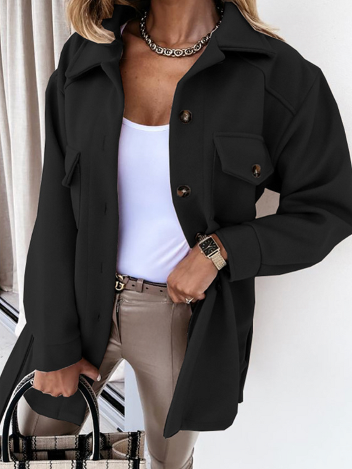 "Veste printemps Maria en coton bio, coupe ajustée, boutons dorés, élégante et confortable, parfaite pour la saison."