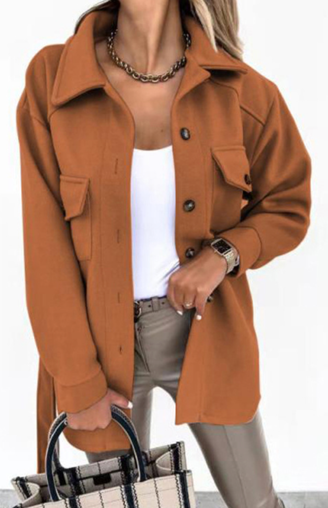 "Veste printemps Maria en coton bio, coupe ajustée, boutons dorés, élégante et confortable, parfaite pour la saison."