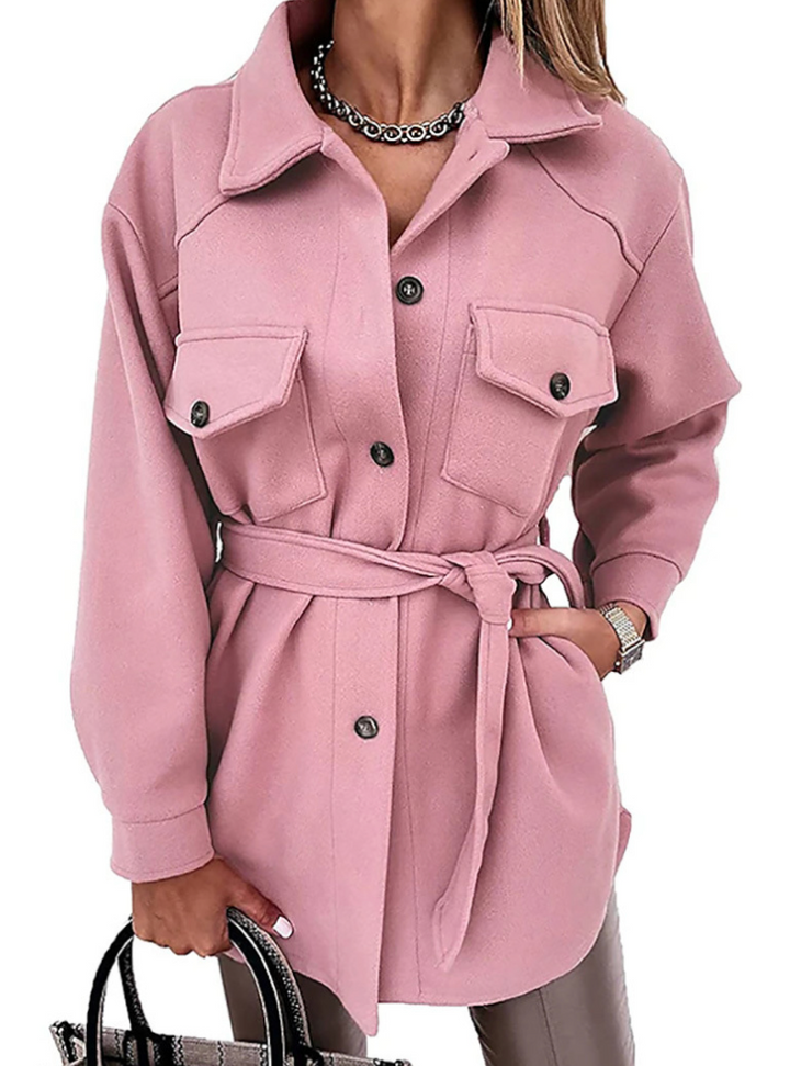 "Veste printemps Maria en coton bio, coupe ajustée, boutons dorés, élégante et confortable, parfaite pour la saison."