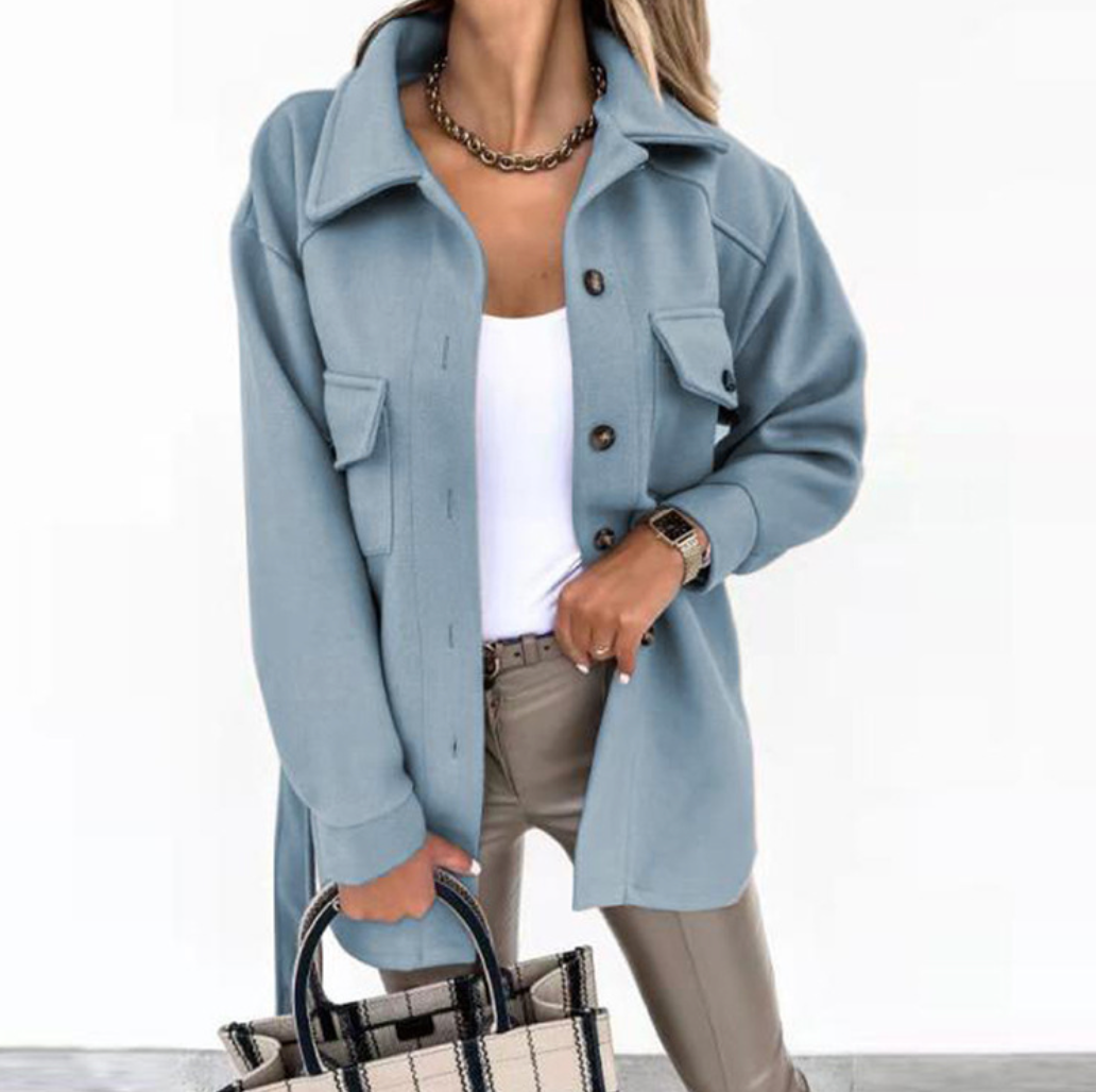 "Veste printemps Maria en coton bio, coupe ajustée, boutons dorés, élégante et confortable, parfaite pour la saison."