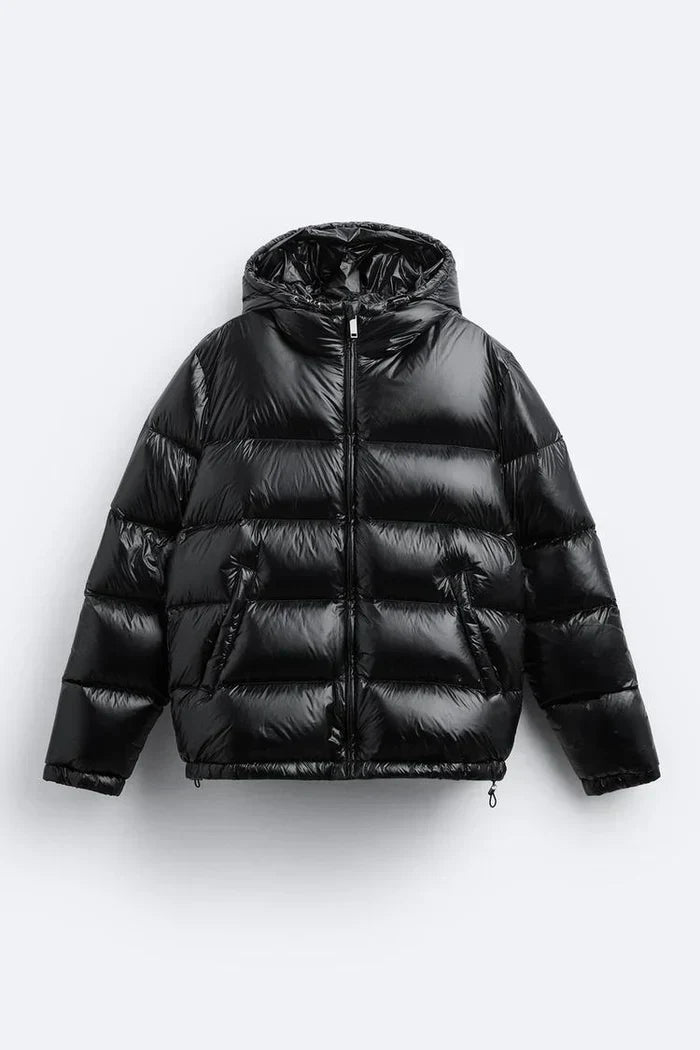 "Veste Puffer imperméable noire, rembourrage isolant, coupe décontractée, parfaite pour activités extérieures sous la pluie."