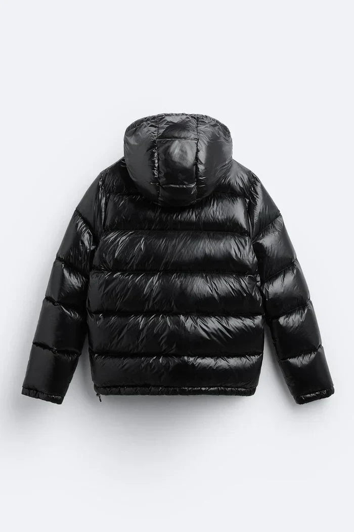 "Veste Puffer imperméable noire, rembourrage isolant, coupe décontractée, parfaite pour activités extérieures sous la pluie."
