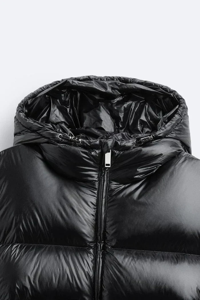 "Veste Puffer imperméable noire, rembourrage isolant, coupe décontractée, parfaite pour activités extérieures sous la pluie."