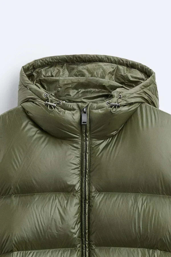"Veste Puffer imperméable noire, rembourrage isolant, coupe décontractée, parfaite pour activités extérieures sous la pluie."
