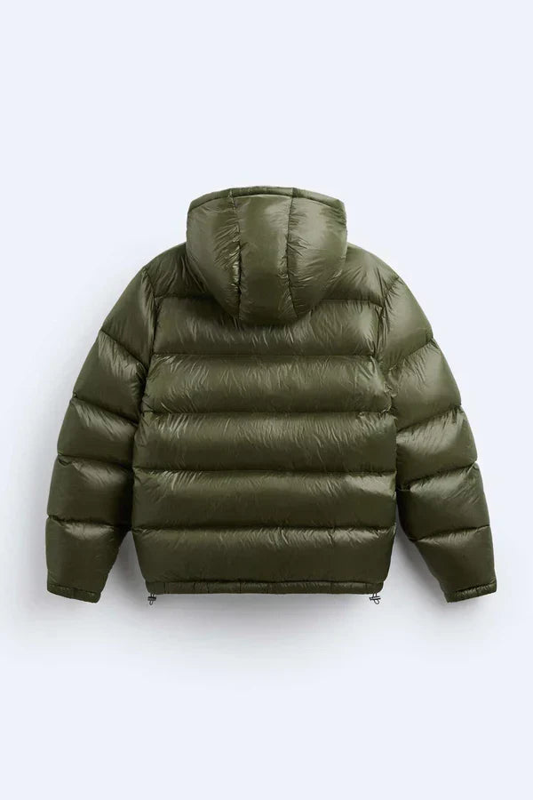 "Veste Puffer imperméable noire, rembourrage isolant, coupe décontractée, parfaite pour activités extérieures sous la pluie."