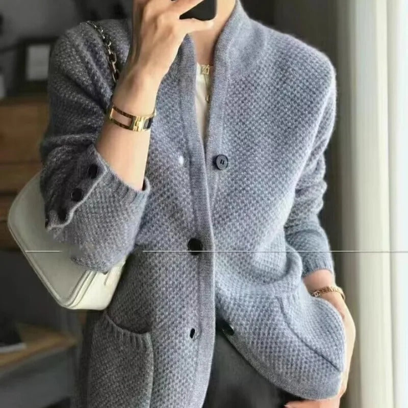 Veste-pull hiver en laine épaisse, chaude et élégante.  Modèle confortable et polyvalent.