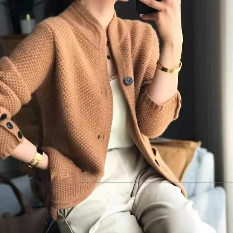 Veste-pull hiver en laine épaisse, chaude et élégante.  Modèle confortable et polyvalent.