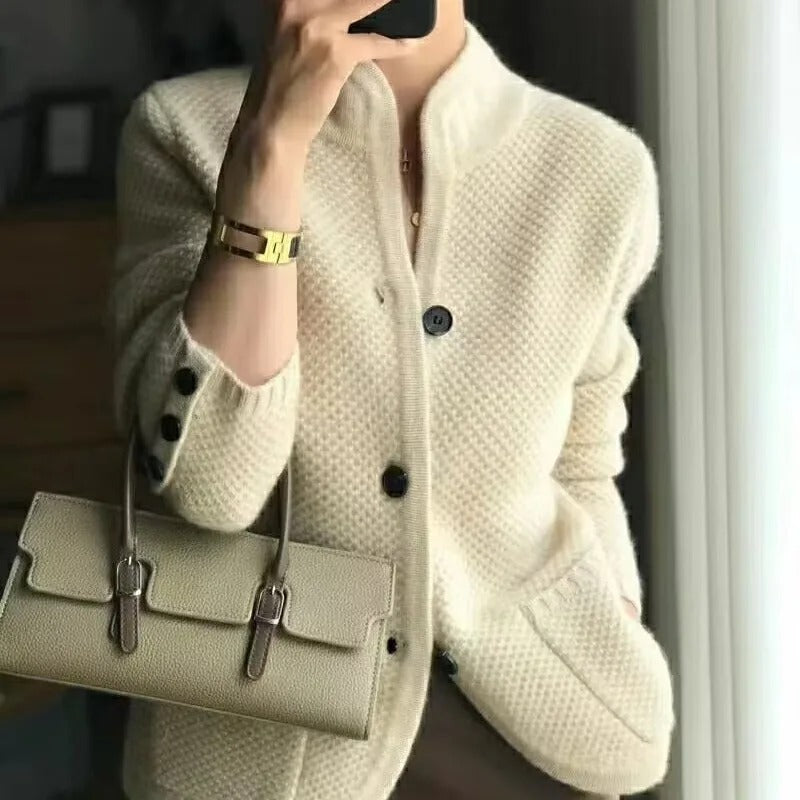 Veste-pull hiver en laine épaisse, chaude et élégante.  Modèle confortable et polyvalent.