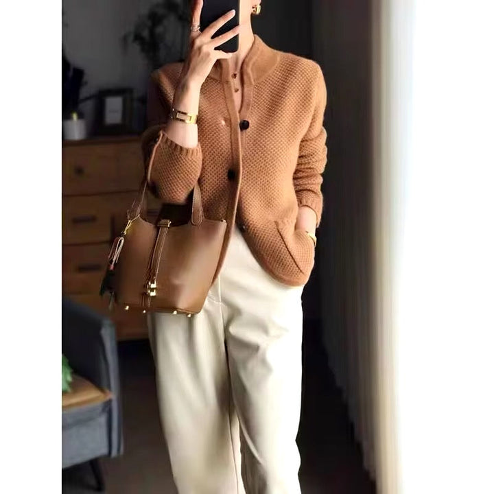 Veste-pull hiver en laine épaisse, chaude et élégante.  Modèle confortable et polyvalent.