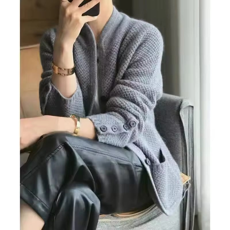 Veste-pull hiver en laine épaisse, chaude et élégante.  Modèle confortable et polyvalent.
