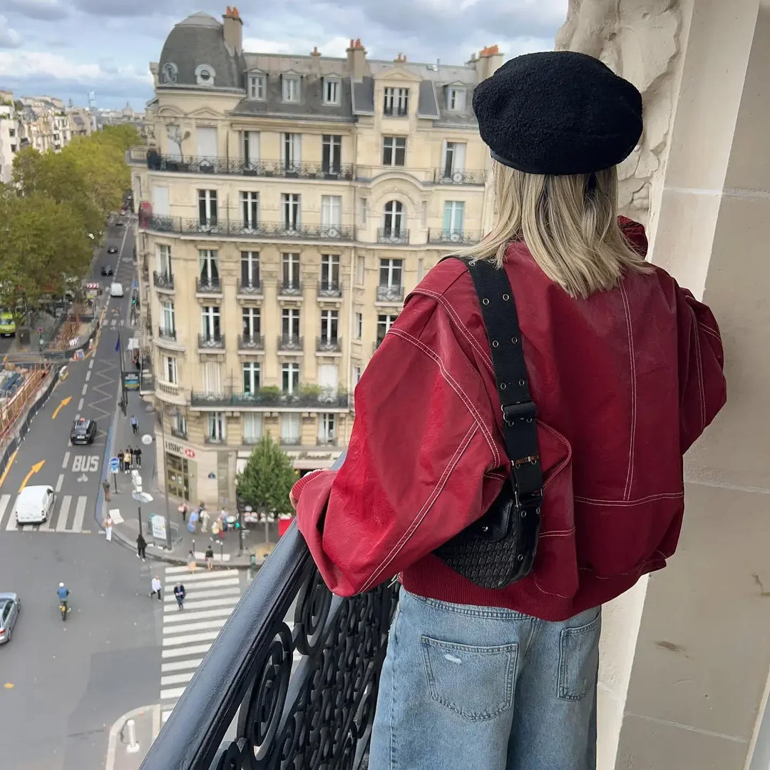Veste rouge oversized en simili cuir, coupe ample et tendance automne.  Style décontracté chic.