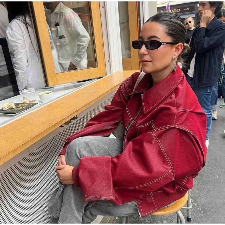 Veste rouge oversized en simili cuir, coupe ample et tendance automne.  Style décontracté chic.