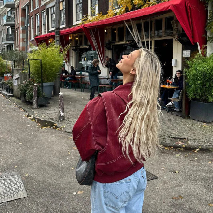 Veste rouge oversized en simili cuir, coupe ample et tendance automne.  Style décontracté chic.