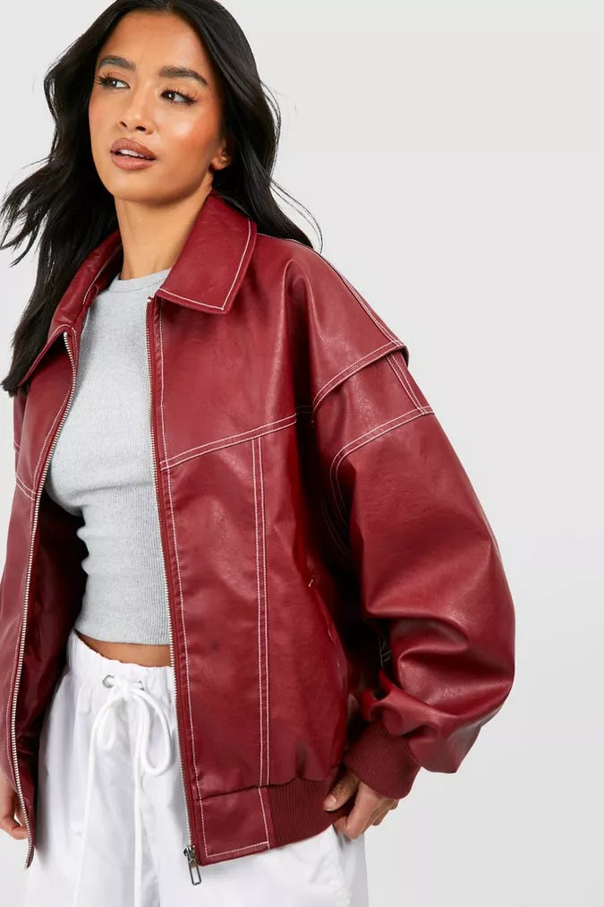 Veste rouge oversized en simili cuir, coupe ample et tendance automne.  Style décontracté chic.