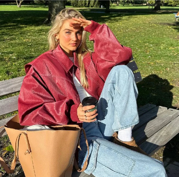 Veste rouge oversized en simili cuir, coupe ample et tendance automne.  Style décontracté chic.
