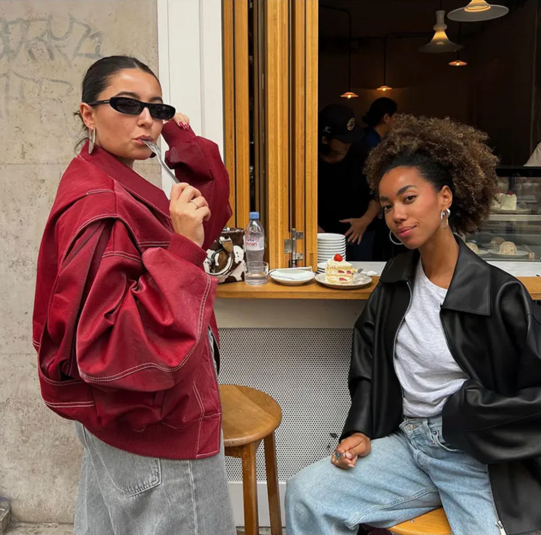 Veste rouge oversized en simili cuir, coupe ample et tendance automne.  Style décontracté chic.