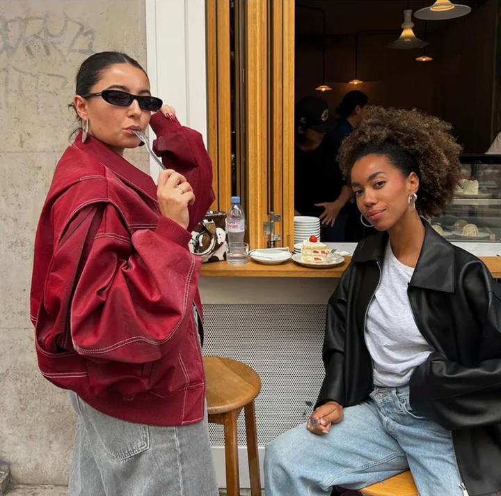 Veste rouge oversized en simili cuir, coupe ample et tendance automne.  Style décontracté chic.